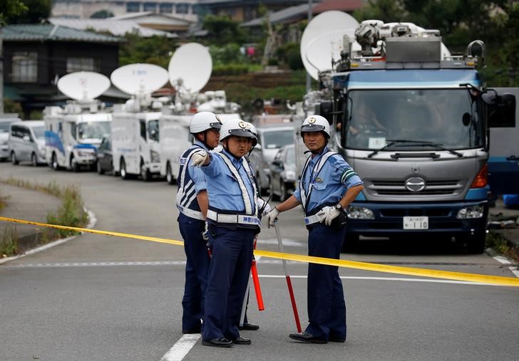 © Reuters. Policiais vistos em frente local de ataque com faca em Kanagawa, Japão