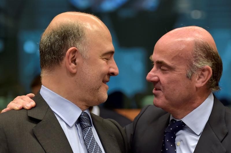 © Reuters. Bruselas podría multar a España y Portugal por el déficit y darles más tiempo