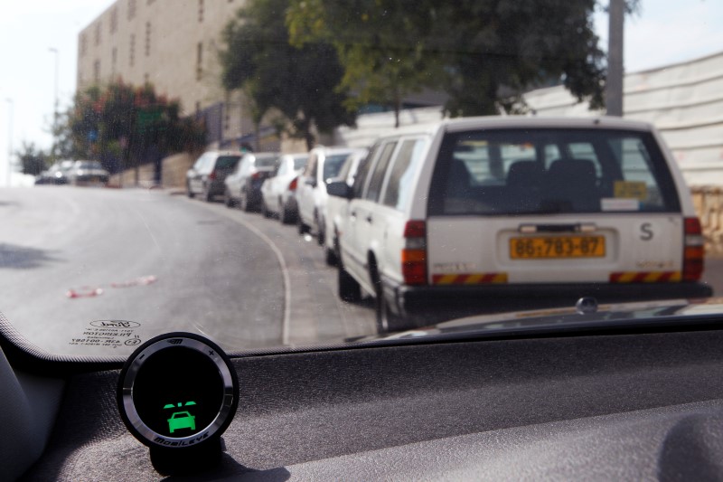 © Reuters. A device, part of Mobileye driving assist system, is seen on the dashboard of a vehicle in Jerusalem