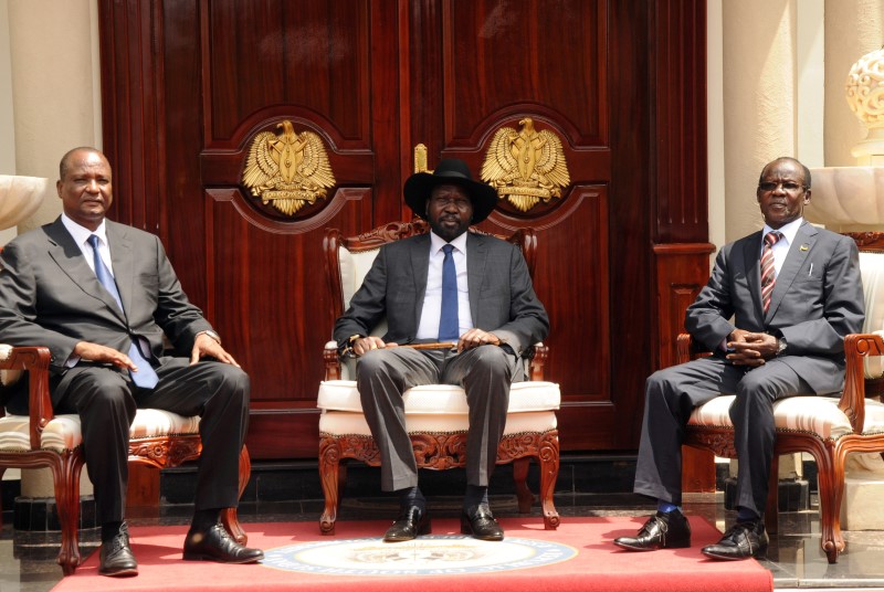 © Reuters. South Sudan's President Salva Kiir poses for a photograph with First Vice President Taban Deng Gai and Second Vice President James Wani Igga at the Presidential Palace in the capital of Juba