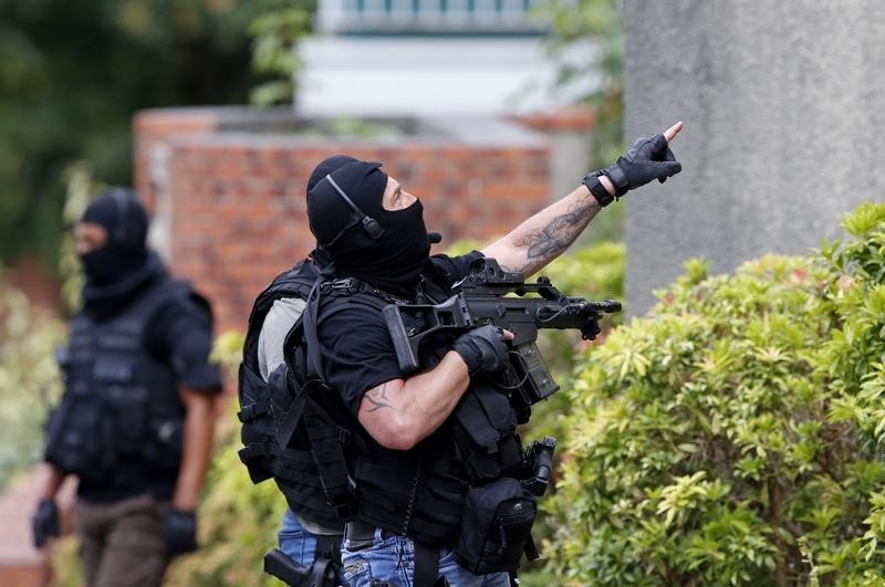 © Reuters. أولوند يلغي زيارة لبراج يوم الأربعاء بعد هجوم على كنيسة