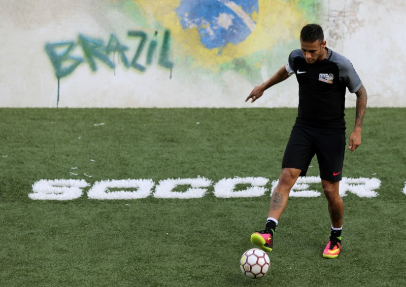 © Reuters. Barcelona's soccer player Neymar takes part in the Neymar Jr's Five soccer tournament in Santos