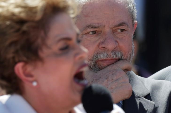 © Reuters. Dilma e Lula após votação de impeachment no Senado