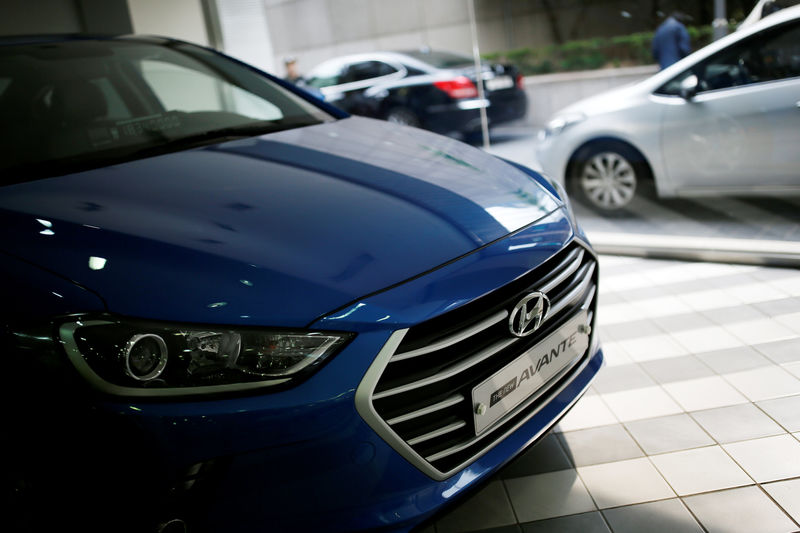 © Reuters. Hyundai Motor's Avante also known as Elantra in U.S. is seen at a dealership in Seoul