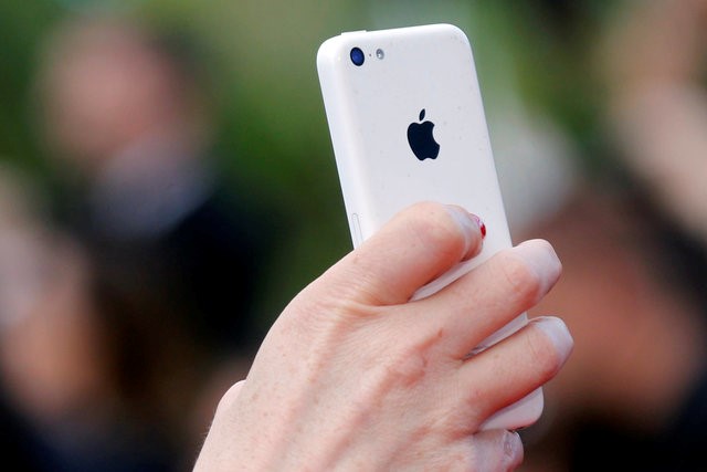 © Reuters. A guest uses her Iphone to take pictures in Cannes