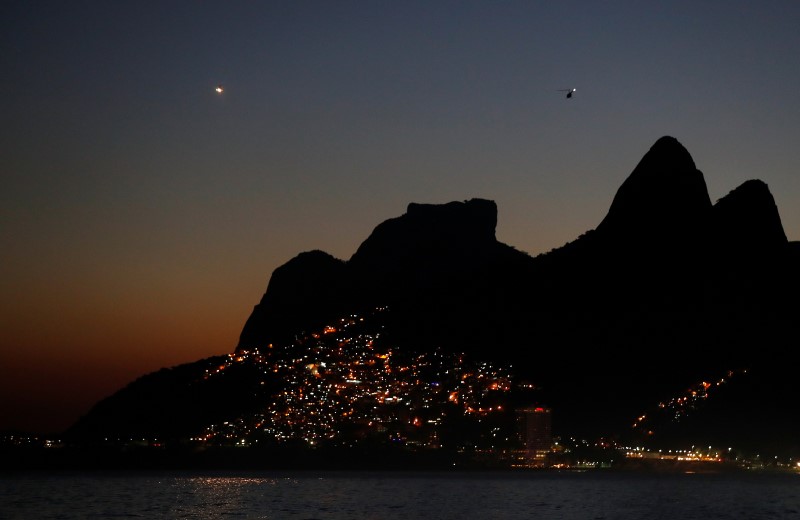 © Reuters. The lights of Vidigal favela are seen with the Dois Irmaos (Two brothers) peaks in Rio de Janeiro