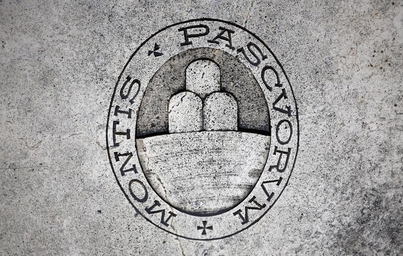 © Reuters. Il logo di Monte dei Paschi di Siena nella città toscana