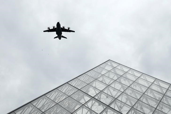 © Reuters. An Airbus A400M fly over the Pyramid of the Louvre Museum as part of a rehearsal of the traditional Bastille Day military parade in Paris