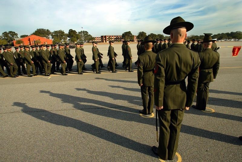 © Reuters. FILE PHOTO - Former recruits march past drill instructors after graduating from Parris Island.