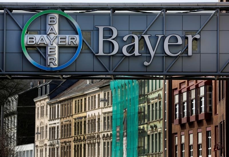 © Reuters. The logo of Bayer AG is pictured at the Bayer Healthcare subgroup production plant in Wuppertal