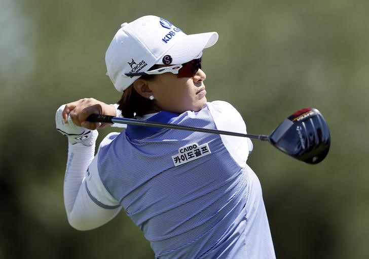 © Reuters. Pak of South Korea tees off on 3rd hole during the Kraft Nabisco Championship golf tournament in Rancho Mirage, California