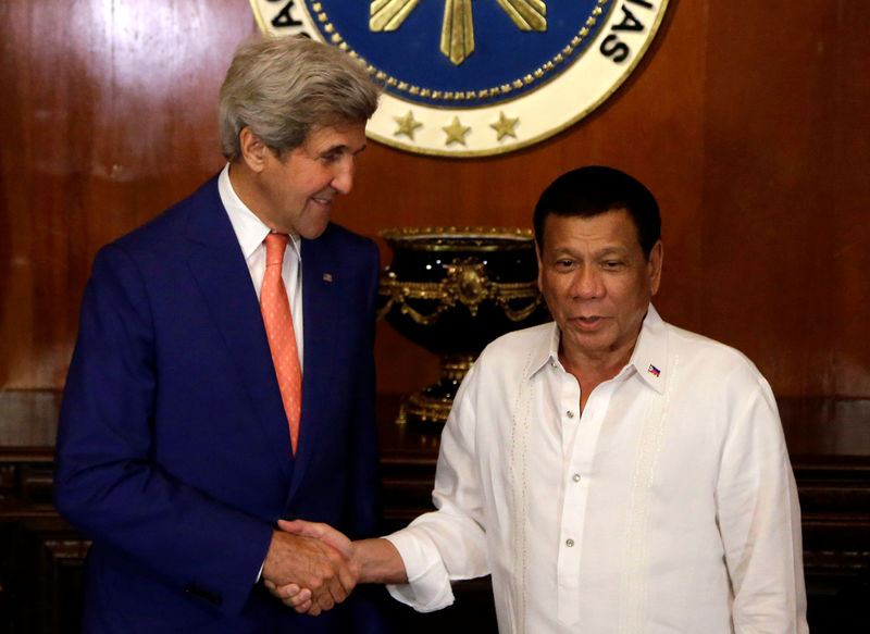 © Reuters. Philippine President Rodrigo Duterte shakes hands with visiting U.S. Secretary of State John Kerry during his visit at the Malacanang presidential palace in metro Manila