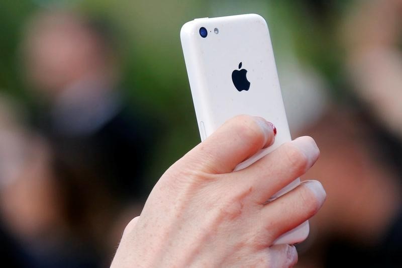 © Reuters. Apple vende más iPhones que lo esperado, acciones suben con fuerza