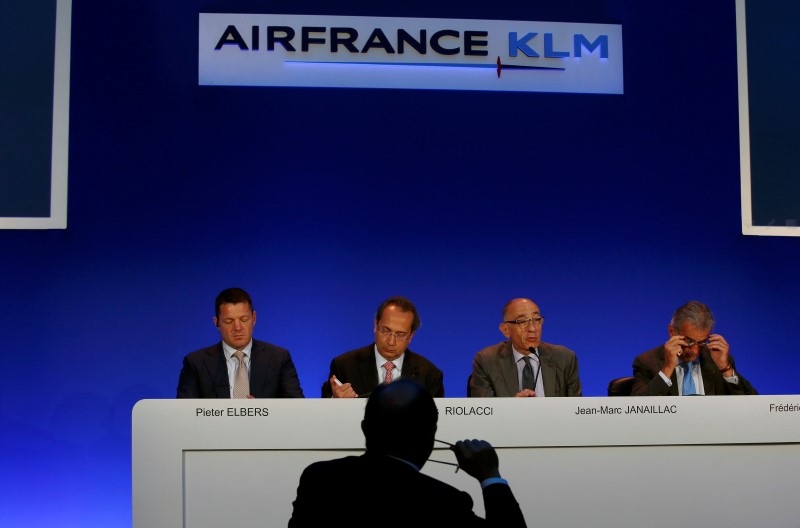 © Reuters. Jean-Marc Janaillac, Chairman and CEO of Air France-KLM, and Pieter Elbers, President and CEO of KLM, attend the company's 2016 half year results presentation in Paris