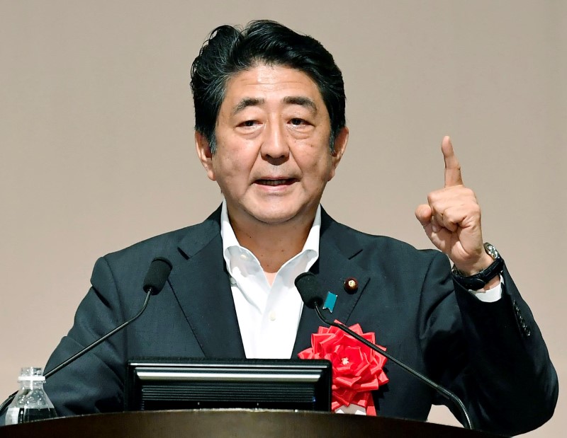 © Reuters. Japan's Prime Minister Shinzo Abe makes a speech in Fukuoka