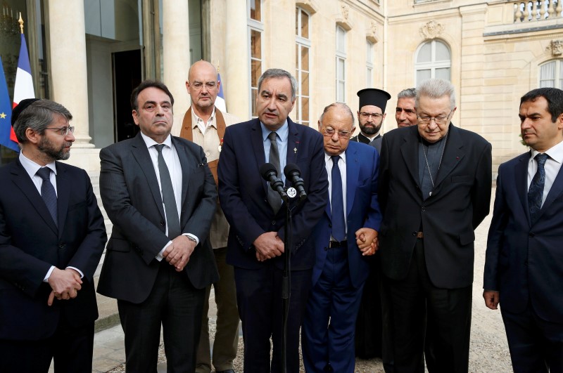 © Reuters. Representatives of religious communities speak to journalists after a meeting with the French President at the Elysee Palace in Paris