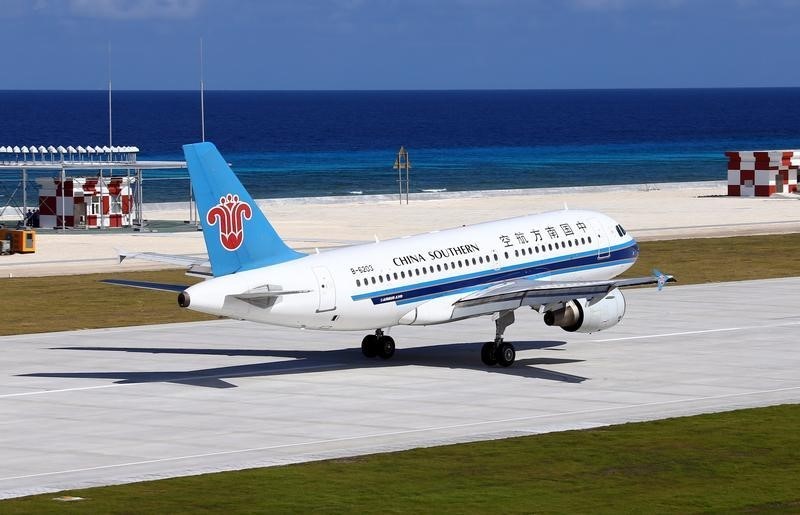 © Reuters. A China Southern Airline passenger plane lands at a newly-built airport during a test flight in Yongshu Reef island, also known as Fiery Cross Reef, South China Sea