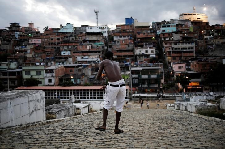 © Reuters. 2016 Rio Olympics: Rio's kite runners