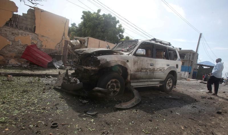 © Reuters. حركة الشباب: أحد منفذي الهجوم على القوة الأفريقية بالصومال نائب سابق
