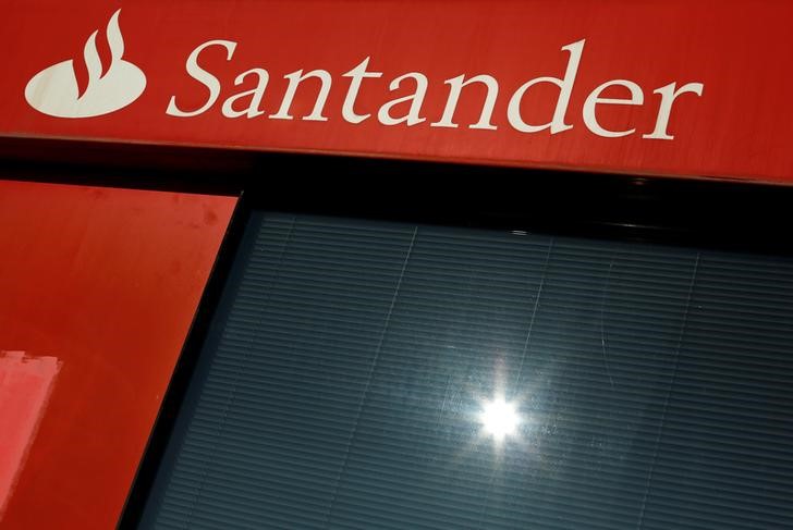 © Reuters. A logo of Santander, the euro zone's largest lender by market value, is seen on a branch in the Andalusian capital of Seville