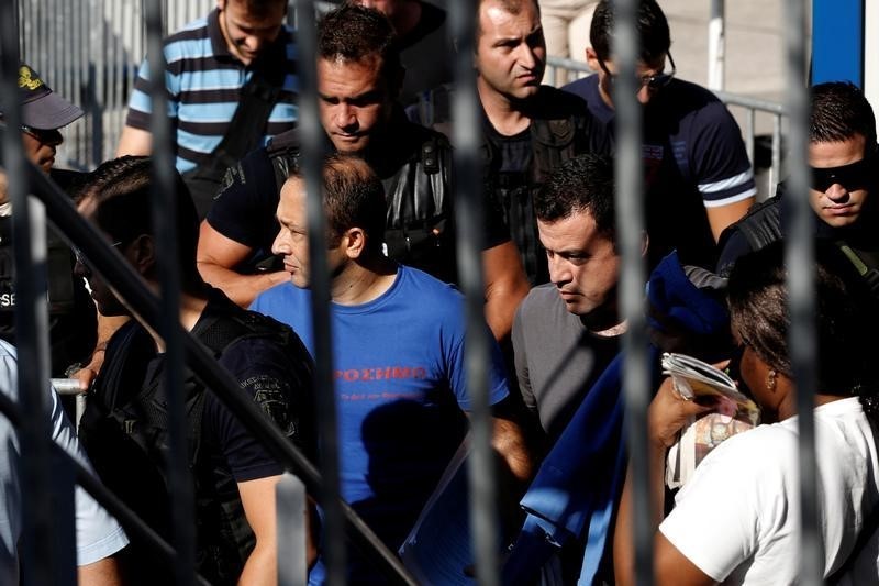 © Reuters. العسكريون الأتراك الفارون إلى اليونان يطلبون وقتا للاستعداد لطلب اللجوء