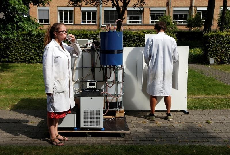 © Reuters. علماء بلجيكيون يخترعون آلة تحول البول إلى ماء نقي للشرب وسماد