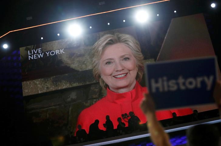 © Reuters. Candidata presidencial democrata Hillary Clinton aparece em telão durante conferência do Partido Democrata