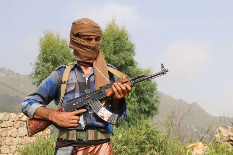 © Reuters. pro-government fighter stands guard in the al-Sarari area after government forces captured it from Iran-allied Houthi militia in Taiz province, Yemen