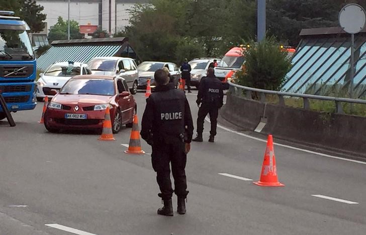 © Reuters. Polícia suíça faz buscas em carros na entrada do aeroporto de Genebra