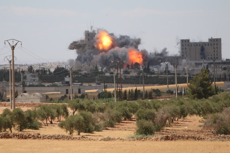 © Reuters. Smoke and flame rise after what fighters of the Syria Democratic Forces (SDF) said were U.S.-led air strikes on the mills of Manbij where Islamic State militants are positioned,  in Aleppo Governorate