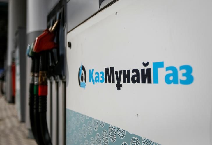 © Reuters. Логотип Казмунайгаз на газозаправочной станции в Алма-Ате