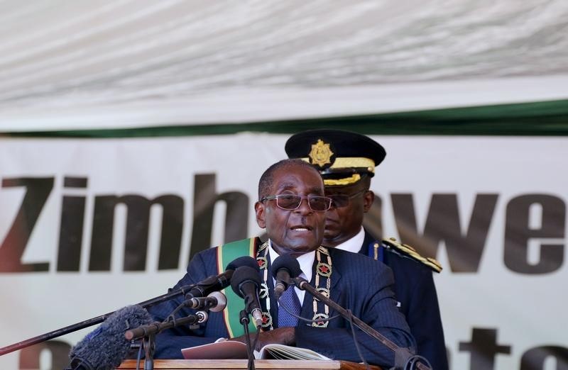 © Reuters. موجابي رئيس زيمبابوي يقول إنه لن يترك السلطة