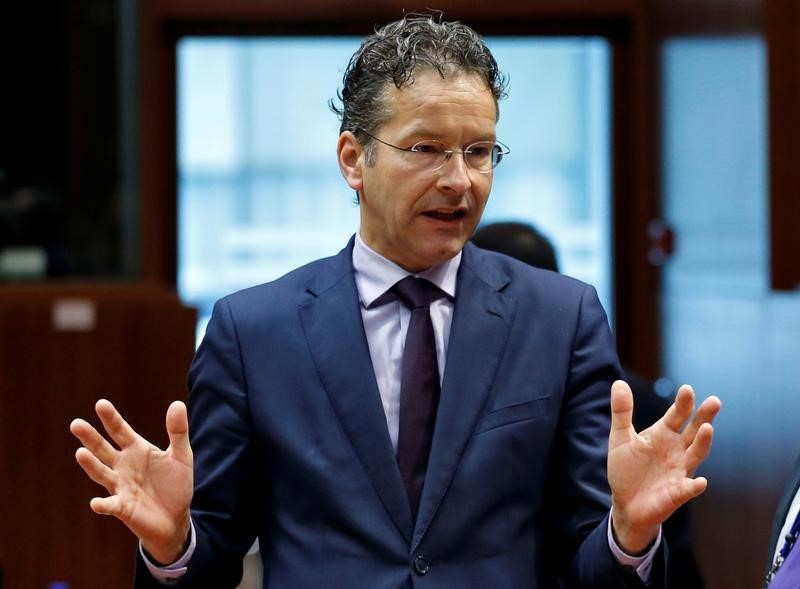 © Reuters. Dutch Finance Minister and Eurogroup President Jeroen Dijsselbloem gestures during a European Union finance ministers meeting in Brussels