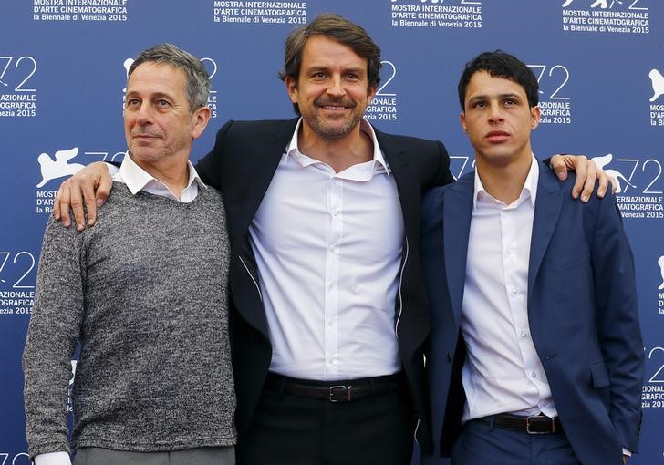 © Reuters. Diretor Vigas e os atores Castro e Silva posam para foto na apresentação do filme " De Longe Te Observo", no 72º Festival de Cinema de Veneza, na Itália