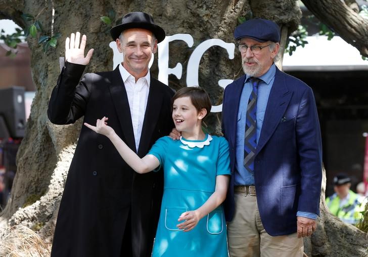 © Reuters. Ator Mark Rylance (E), atriz Ruby Barnhill (C) e diretor Steven Spielberg (D) durante pré-estreia do filme "O Bom Gigante Amigo” em Londres