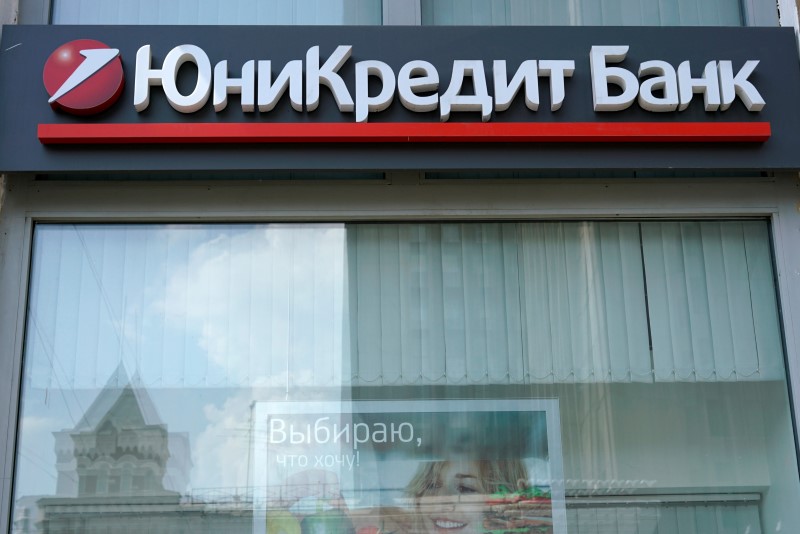 © Reuters. Logo of UniCredit bank is on display in Moscow