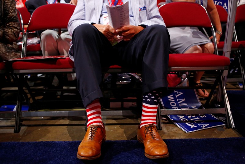 © Reuters. A delegate wears colorful socks on the second day of the Republican National Convention in Cleveland, Ohio