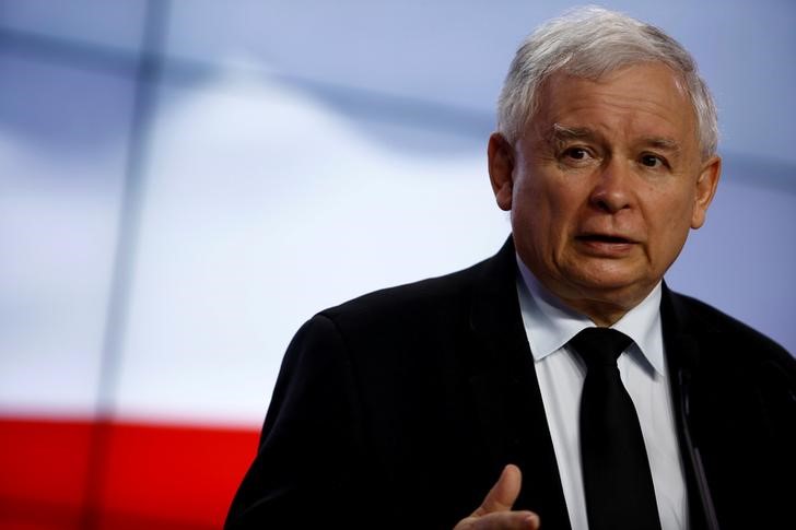 © Reuters. Kaczynski, leader of ruling party Law and Justice speaks during a news conference about Brexit in party headquarters in Warsaw