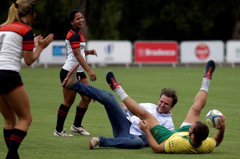 © Reuters. Rio de Janeiro's Mayor Eduardo Paes plays with Rugby players during the inauguration of the Deodoro Stadium, which will host rugby sevens' Olympic debut and riding and combined sections of the modern pentathlon during the Rio 2016 Olympic Games in Rio