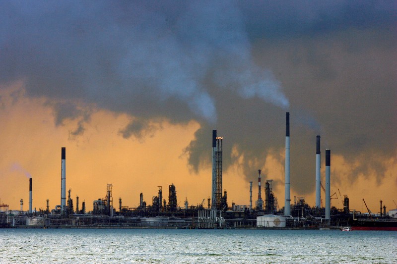 © Reuters. A view of an oil refinery off the coast of Singapore