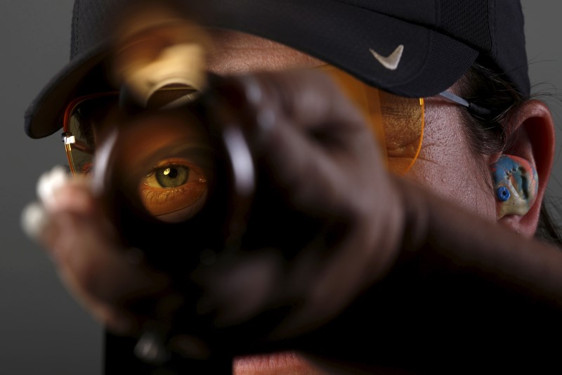 © Reuters. Shooting competitor Kim Rhode looks down the barrel of her shotgun as she poses for a portrait at the U.S. Olympic Committee Media Summit in Beverly Hills