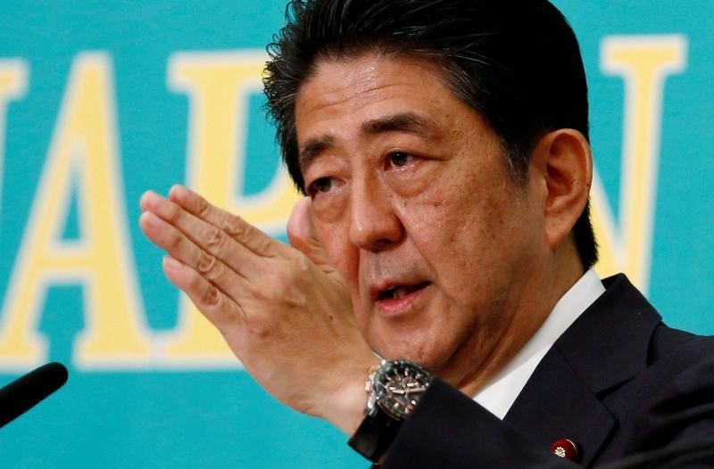 © Reuters. File picture of Japan's PM Shinzo Abe at a debate in Tokyo