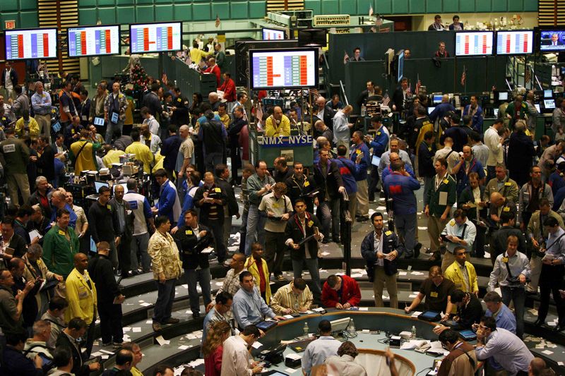 © Reuters. Oil traders work in the pit of the New York Mercantile Exchange in New York