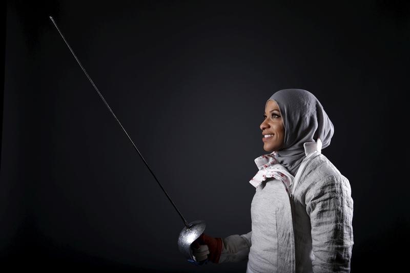 © Reuters. U.S. Olympic team fencer Ibtihaj Muhammad poses for a portrait at the U.S. Olympic Committee Media Summit in Beverly Hills