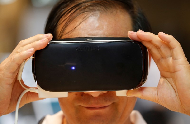 © Reuters. A man tries out a Samsung Electronics' Gear VR at its headquarters in Seoul