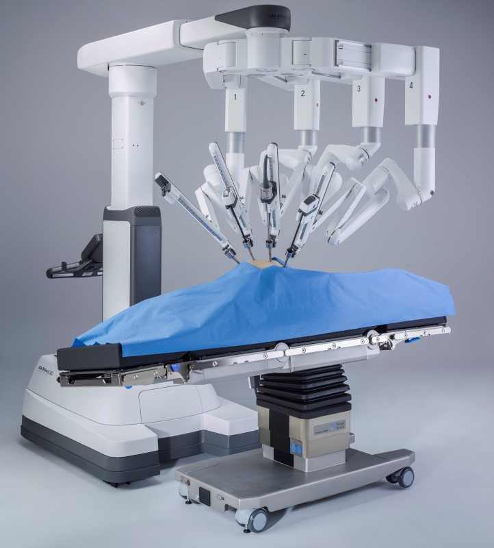 © Reuters. Intuitive Surgical's da Vinci Xi robot-assisted system is integrated with a patient operating room table that can be adjusted during the procedure shown in Sunnyvale