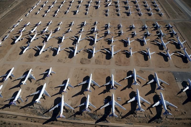 © Reuters. Old airplanes, including Boeing 747-400s, are stored in the desert in Victorville