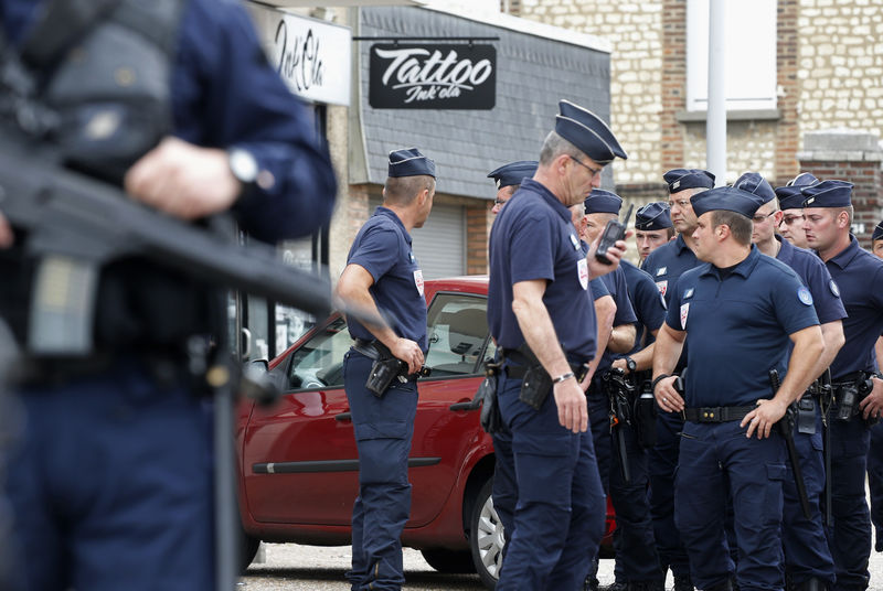 © Reuters. مصدر: المهاجم الثاني للكنيسة الفرنسية كان معروفا للشرطة