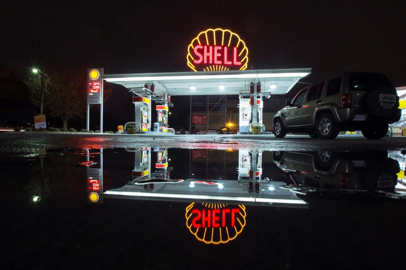 © Reuters. A vintage Shell sign is seen illuminated at a Shell gas station in Cambridge, Massachusetts