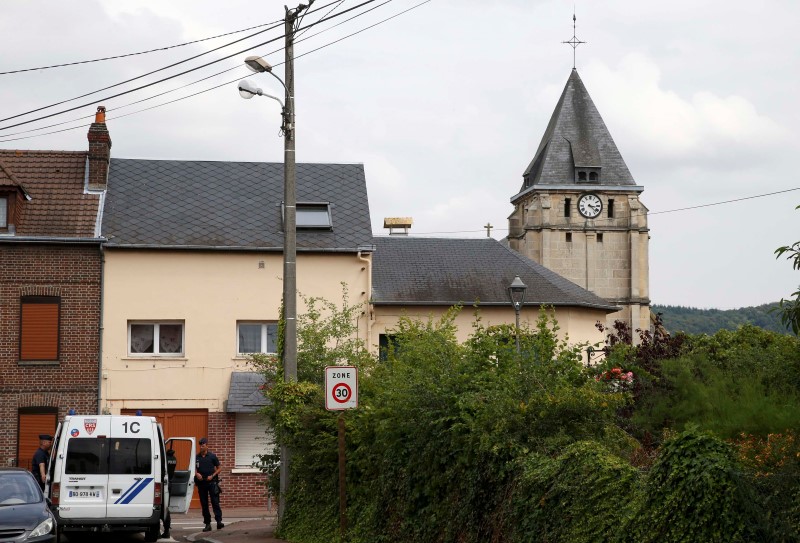 © Reuters. EI publica un vídeo de los supuestos atacantes de la iglesia en Francia